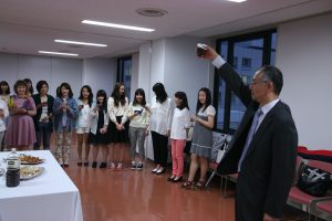 井上学科長の音頭のもと（ウーロン茶で）乾杯！